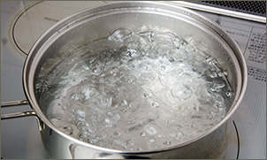 大きめの鍋にたっぷりのお水を沸騰させてます。